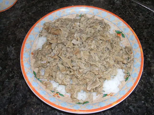 https://www.soulfoodandsoutherncooking.com/images/chitterlings-and-rice-plate.jpg